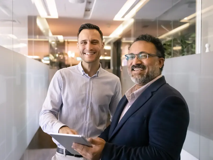Dos profesionales revisando un caso en una tableta